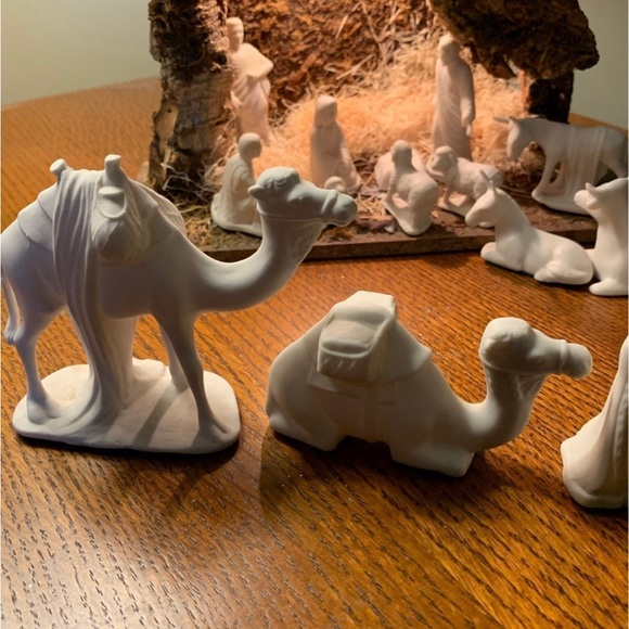 Porcelain bisque manger set - Picture 3 of 7